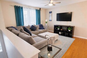 Smart-tv, een open haard en een dvd-speler