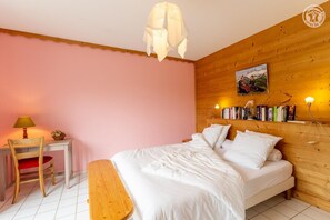 2 slaapkamers, een strijkplank/strijkijzer, reisbedje, gratis wifi