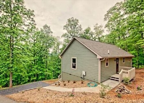Jack & Louise's Cabin 2/2 $99