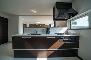 Refrigerador, microondas, placa de cocina, tetera/pava eléctrica