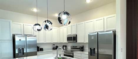 Full-size fridge, microwave, oven, stovetop