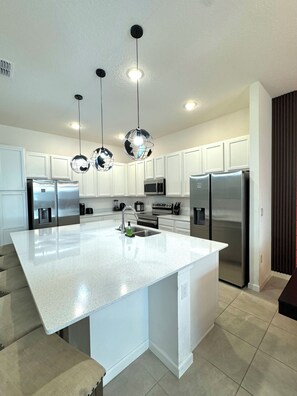 大型冰箱、微波爐、烤箱、爐台