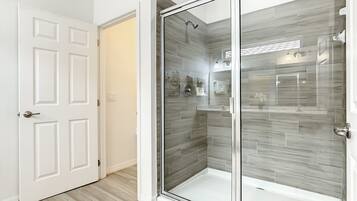 Articles de toilette gratuits, sĂšche-cheveux, serviettes fournies, savon