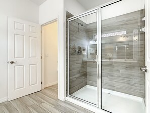 Amenidades de baño gratuitas, secadora de cabello, toallas, jabón 