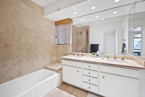 Dusche, Haartrockner, Handtücher, Toilettenpapier