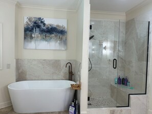 Secador de cabelo, toalhas de banho, sabonete, shampoo