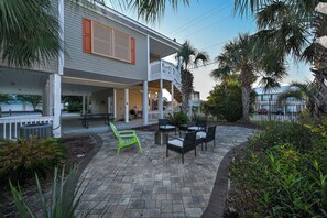 Outdoor dining - Pet Friendly-4BD Raised Beach Home-Island Spice (North Myrtle Beach)