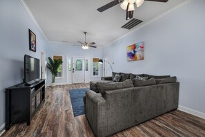 Smart TV - Pet Friendly-4BD Raised Beach Home-Island Spice (North Myrtle Beach)