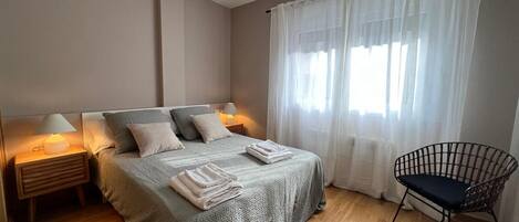 2 chambres, fer et planche à repasser, lit parapluie, Wi-Fi gratuit