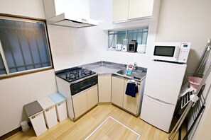 Kjøleskap, mikrobølgeovn, kokeplater og kaffetrakter/tekoker