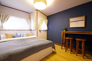 3 soverom, skrivebord, strykejern/-brett og reiseseng for barn