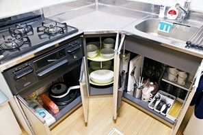 Een koelkast, een microgolfoven, een kookplaat