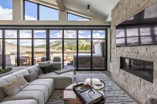 Eagle’s Perch - Top Floor 3 BR Luxury Residence