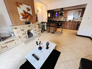 Private kitchen - Central Bristol 3 Bedroom House! Families, Contractors and Professionals (Bristol)