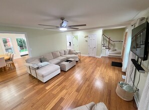 Smart TV, books, stereo, computer monitors - Luxurious, Pet-Friendly, 6-bed home near RDU and North Hills w/ 2-car garage (Raleigh)