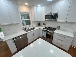 Fridge, microwave, oven, stovetop - Luxurious, Pet-Friendly, 6-bed home near RDU and North Hills w/ 2-car garage (Raleigh)