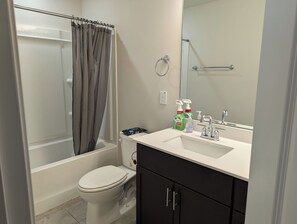 タオル、トイレットペーパー