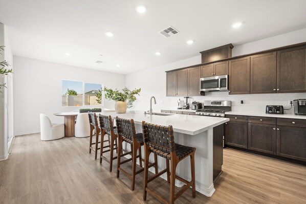 Fridge, microwave, oven, stovetop - SW Bakersfield -New House! LUXE, New furniture & appliances (Bakersfield)