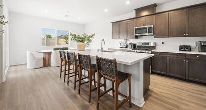 SW Bakersfield -New House! LUXE, New furniture & appliances