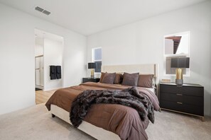 3 bedrooms, iron/ironing board, WiFi, bed sheets - SW Bakersfield -New House! LUXE, New furniture & appliances (Bakersfield)