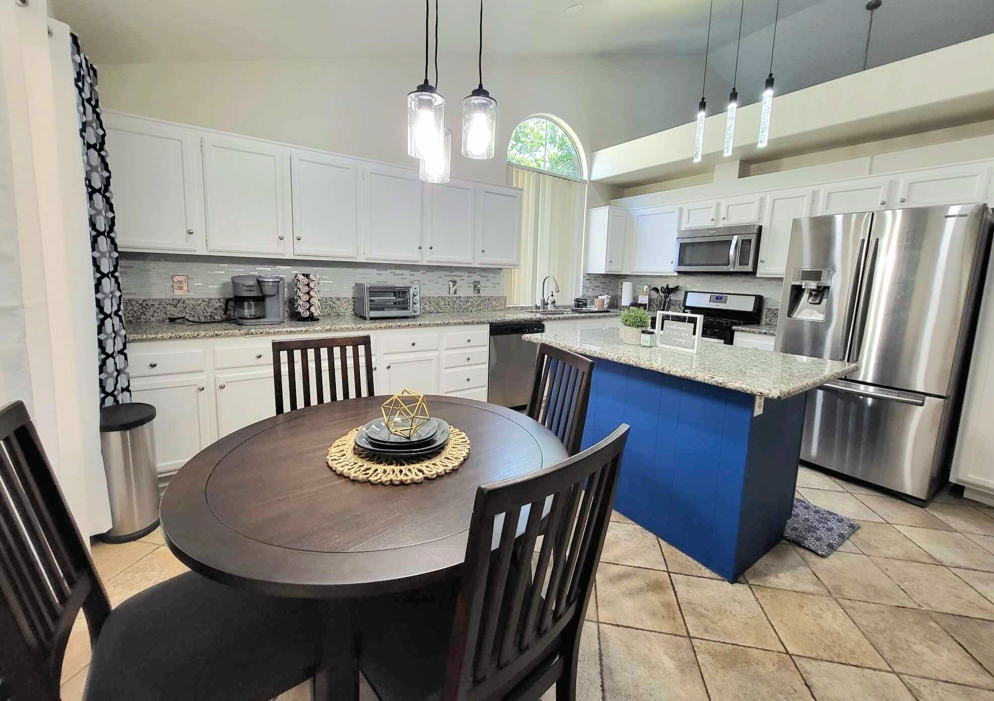 Køleskab, mikrobølgeovn, ovn, kogeplade