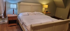 4 間睡房、房內夾萬、書桌、熨斗/熨衫板