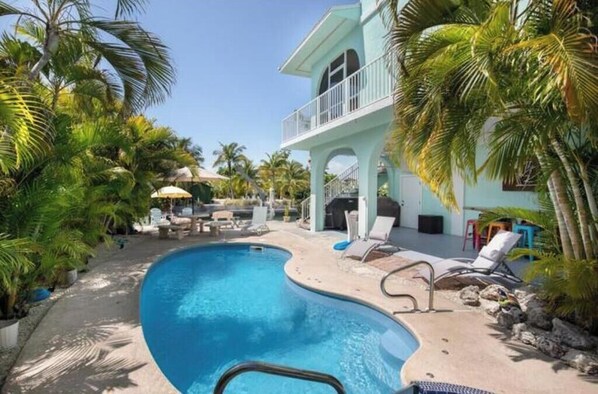 Utendørsbasseng og et oppvarmet basseng