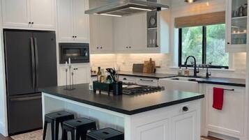 Jääkaappi, mikroaaltouuni, uuni, liesi