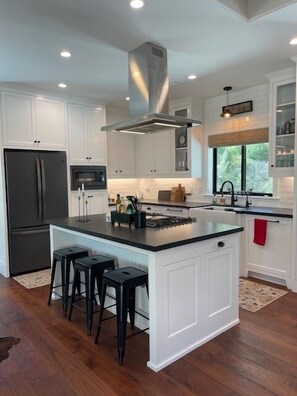 雪櫃、微波爐、焗爐、爐具