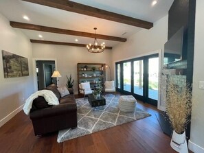 Smart TV, fireplace