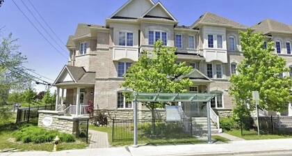 Chic townhome with AC and WiFi in vibrant Toronto