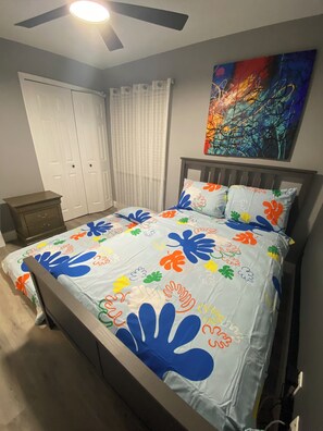 2 habitaciones, tabla de planchar con plancha, wifi y ropa de cama