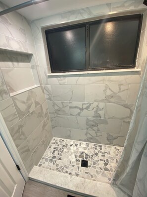 Ducha, secador de pelo, toallas, jabón