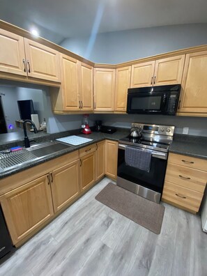 Microondas, horno, placa de cocina, lavavajillas