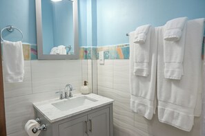 Haartrockner, Handtücher, Seife, Toilettenpapier