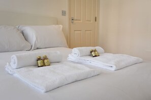 1 Schlafzimmer, Schreibtisch, Bügeleisen/Bügelbrett, Reisekinderbett