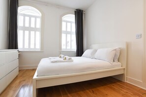 1 habitación, escritorio, tabla de planchar con plancha y cuna de viaje