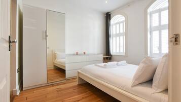 1 slaapkamer, een bureau, een strijkplank/strijkijzer, reisbedje