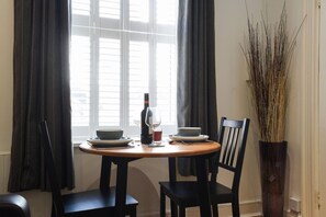 Dining - Monoklino | Cosy 1 Bedroom (Portsmouth)