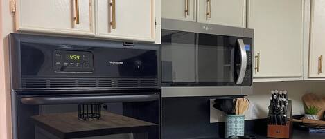 ثلاجة، ميكروويف، فرن، موقد طهي مسطح