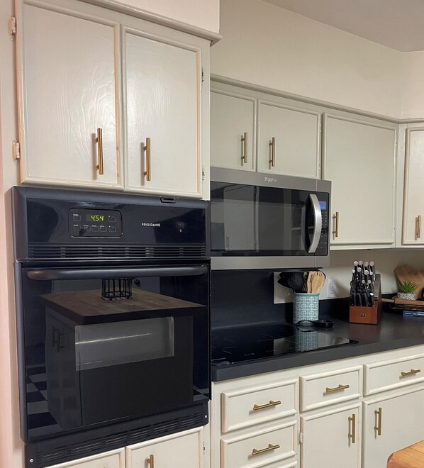 Jääkaappi, mikroaaltouuni, uuni, liesi