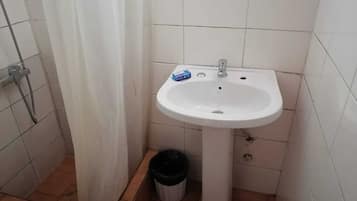 Een douche, zeep, toiletpapier