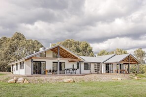 Exterior - Bluegum Hideaway - luxury accom, air-con throughout, 2 kitchen/living areas (Yallingup)