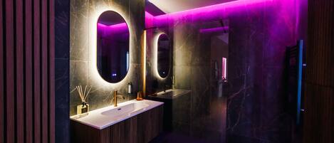 SĂšche-cheveux, serviettes fournies