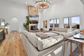 Una Smart TV, una chimenea, una oficina