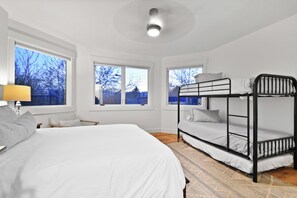 7 chambres, fer et planche à repasser, Wi-Fi, draps fournis