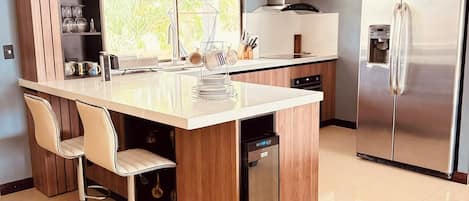 Chambre Duplex Deluxe, Plusieurs lits, salle de bain privée, vue sur le jardin | Cuisine privée | Réfrigérateur grande capacité avec congélateur, four à micro-ondes