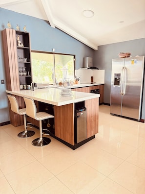Deluxe Duplex, Multiple Beds, Private Bathroom, Garden View | Private kitchen | Full-size fridge, microwave, oven, stovetop - Jaco Sol Quad Plex (Jacó)