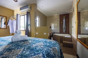 Căn hộ Deluxe, 3 phòng ngủ, không hút thuốc, quang cảnh hồ bơi | Bộ trải giường bằng vải cotton Ai Cập, bộ đồ giường cao cấp 