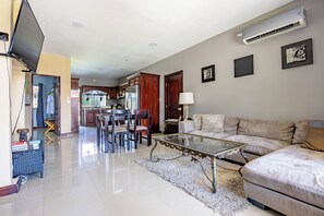 Biệt thự Deluxe, 3 phòng ngủ, quang cảnh vườn, tầng trệt | Phòng ăn